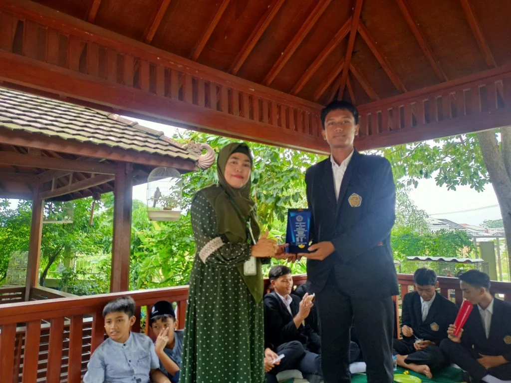 Penuh Isak Tangis Perpisahan Santri MA YKUI Maskumambang di SD Almadany