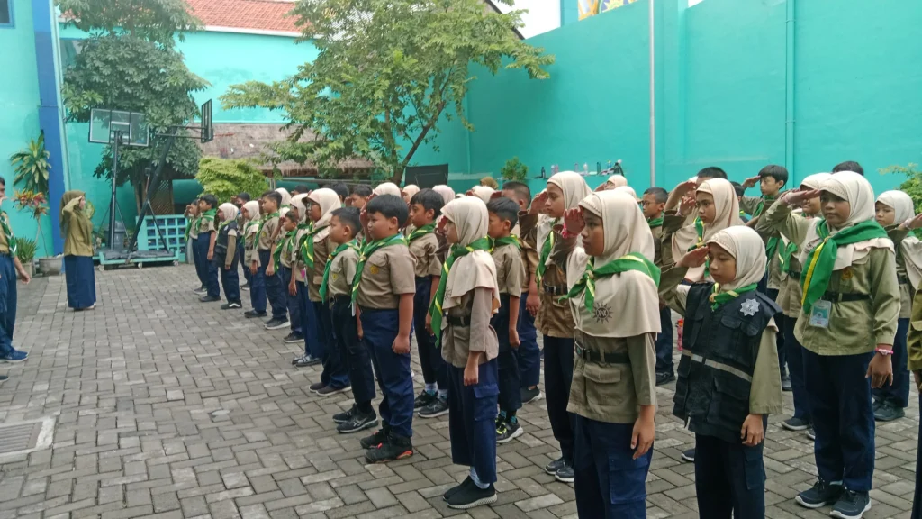 Siswa Kelas 4 SD Mumtaz Antusias Ikuti Latihan Baris-Berbaris dalam Kegiatan Hizbul Wathan
