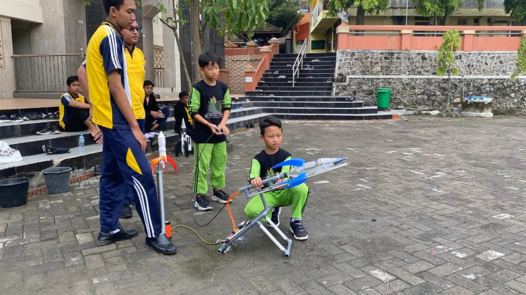 Water Roket Meluncur di SD Muri, Siswa Antusias Ikuti Kompetisi