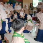 Murid Qobilah HW SD Muhammadiyah Kota Blitar Latihan Membuat Simpul Ujung Tali