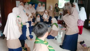 Murid Qobilah HW SD Muhammadiyah Kota Blitar Latihan Membuat Simpul Ujung Tali