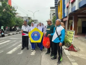 SMK Mudisa Bagi-Bagi Makanan Peringati Isra Mikraj 1446 H