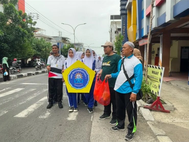 SMK Mudisa Bagi-Bagi Makanan Peringati Isra Mikraj 1446 H