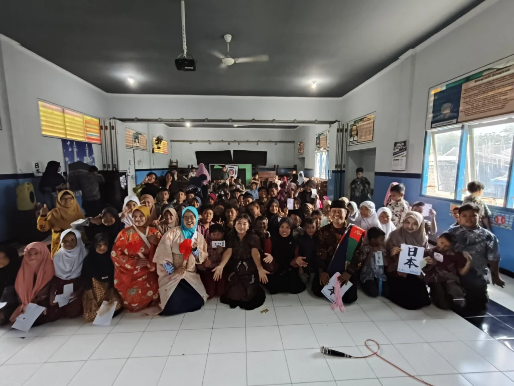 Datangkan Langsung Dari Jepang, SD Mugres Undang Hitomi Dalam Happy Friday