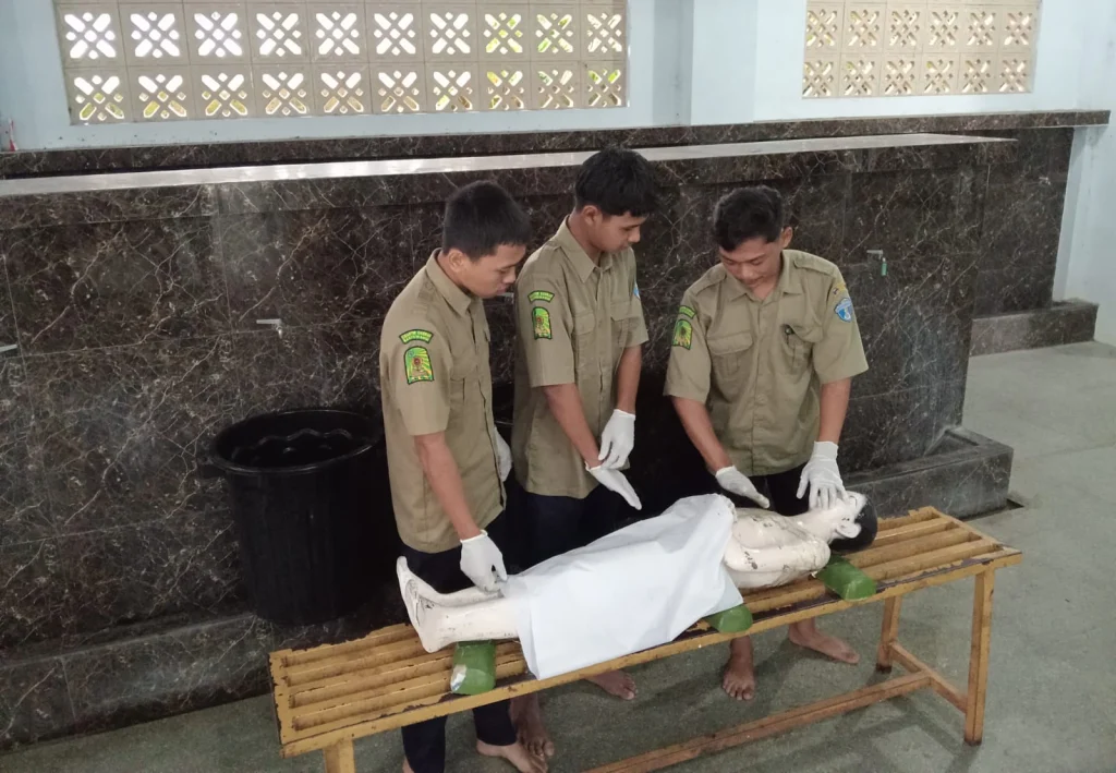 Latihan Fardu Kifayah, Siswa SMK Muda Genteng Antusias Praktik Memandikan Jenazah