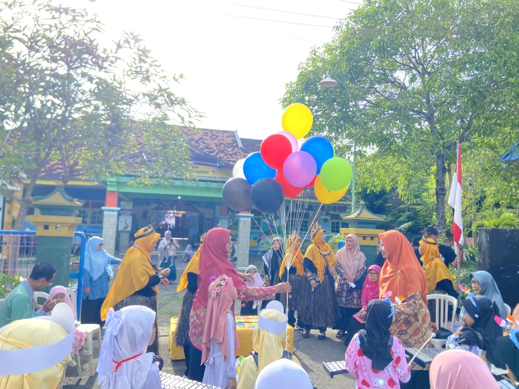 Meriahkan Milad ke-52, TK Aisyiyah 9 Sidayu Gelar Jalan Sehat dengan Kostum 7 Kebiasaan Anak Indonesia Hebat