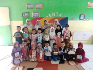 Tukar Kado Akhiri Acara Isra Mikraj PAUD Aisyiyah Morocalan