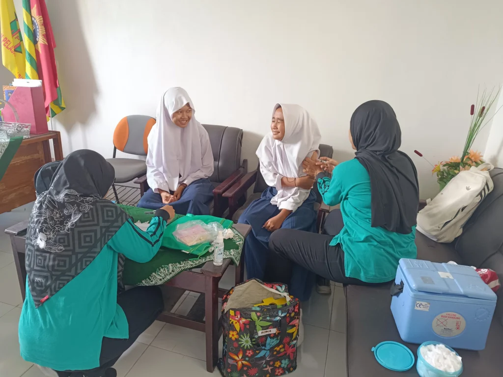 Cegah Kanker Serviks, Puskesmas Sananwetan Gelar Imunisasi HPV di SMP Muhammadiyah 1 Blitar