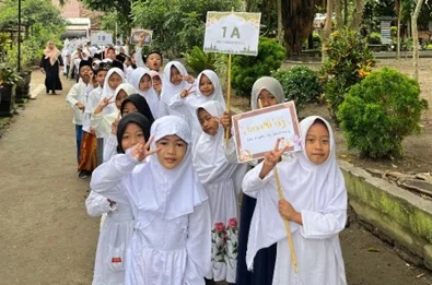Pawai Meriah Peringatan Isra Mikraj di SDN 1 Pandantoyo Bersama Mahasiswa KKN-P Umsida