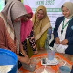 Mahasiswa KKN 04 Universitas Muhammadiyah Gresik Ubah Limbah Pertanian Jadi Arang Briket