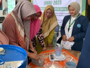 Mahasiswa KKN 04 Universitas Muhammadiyah Gresik Ubah Limbah Pertanian Jadi Arang Briket