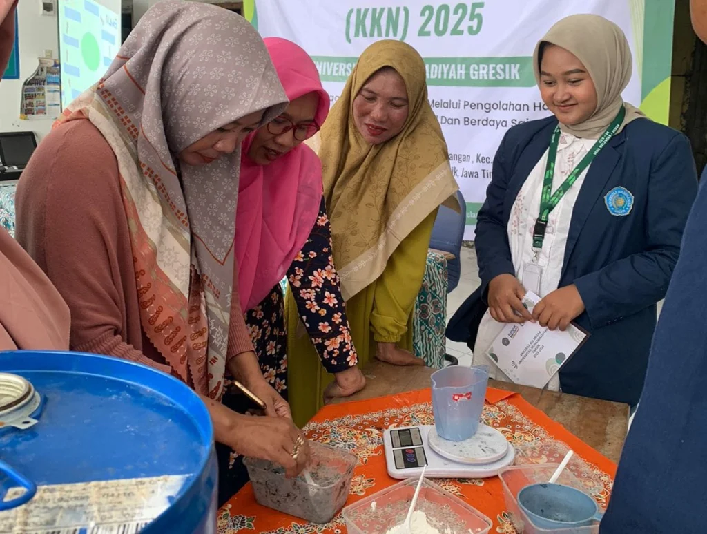 Mahasiswa KKN 04 Universitas Muhammadiyah Gresik Ubah Limbah Pertanian Jadi Arang Briket