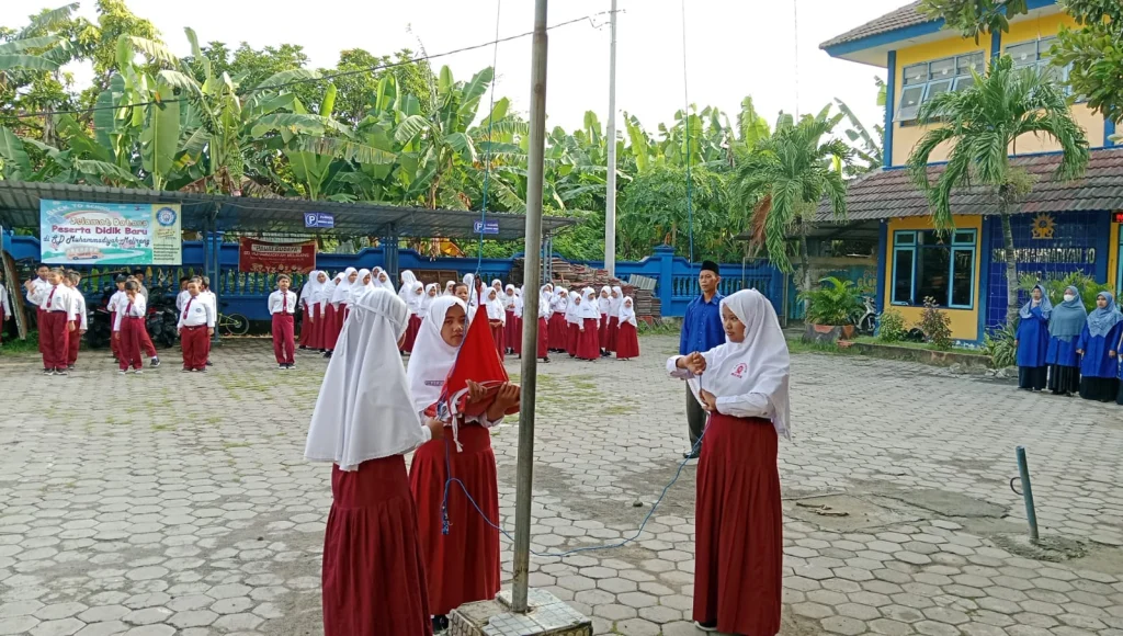 Upacara Bendera di SD Muhammadiyah Melirang: Wujud Disiplin dan Semangat Belajar