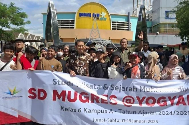 Menbud RI Fadli Zon Beri Kejutan kepada Siswa SD Mugres