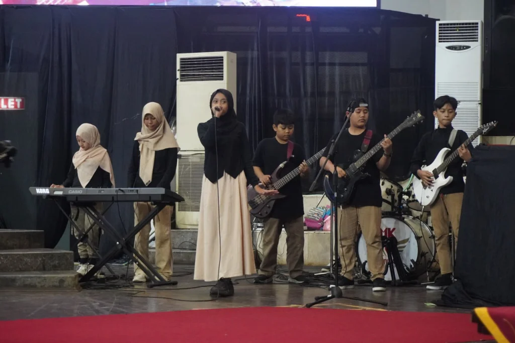Seven Stars, Band SD Mutu Kawi Tampil Memukau di Tabligh Akbar Bersama Menteri Dikdasmen