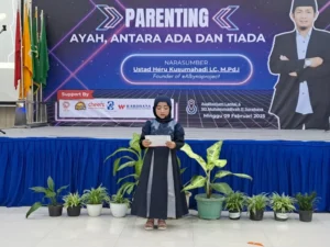 Penuh Haru, Puisi untuk Ayah Warnai Parenting SD Muhlas