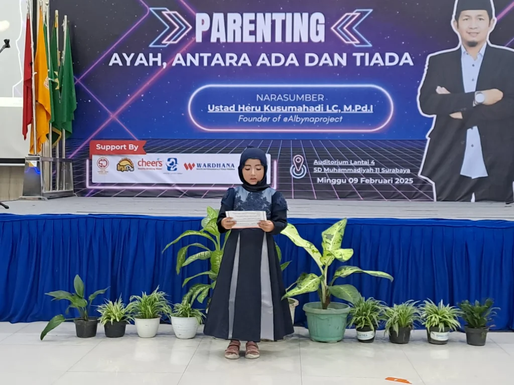 Penuh Haru, Puisi untuk Ayah Warnai Parenting SD Muhlas