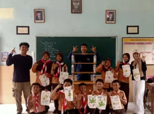Inovatif! Mahasiswa KKN UMG Sulap Sampah Jadi Rak Sepatu dan Tote Bag Ecoprint