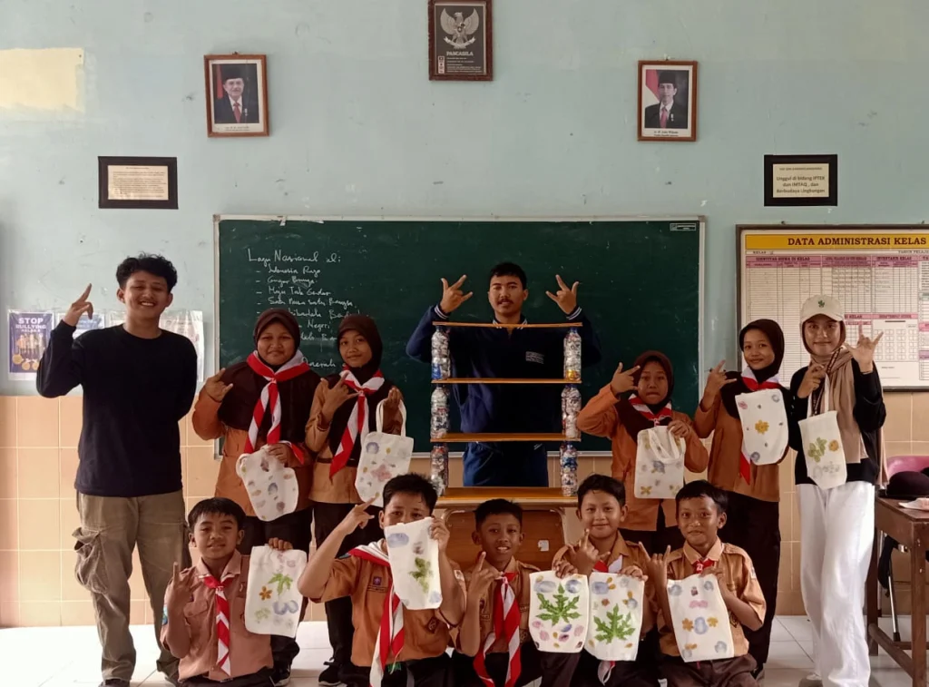 Inovatif! Mahasiswa KKN UMG Sulap Sampah Jadi Rak Sepatu dan Tote Bag Ecoprint