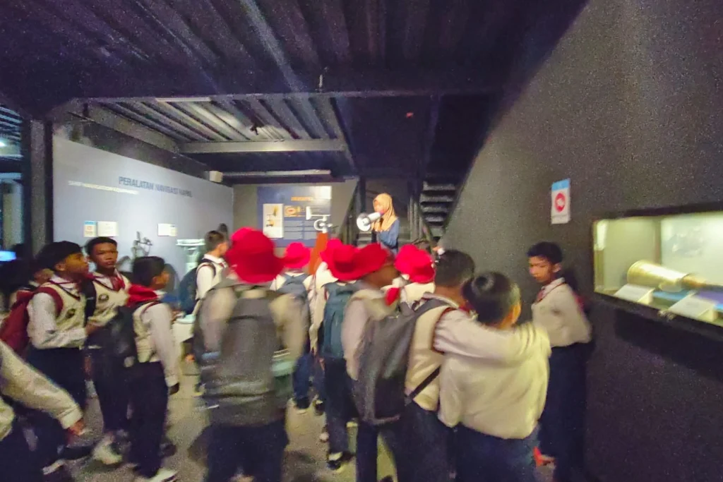 Eksplorasi Dunia Maritim, Murid SD Almadany Belajar di Kapal Legendaris