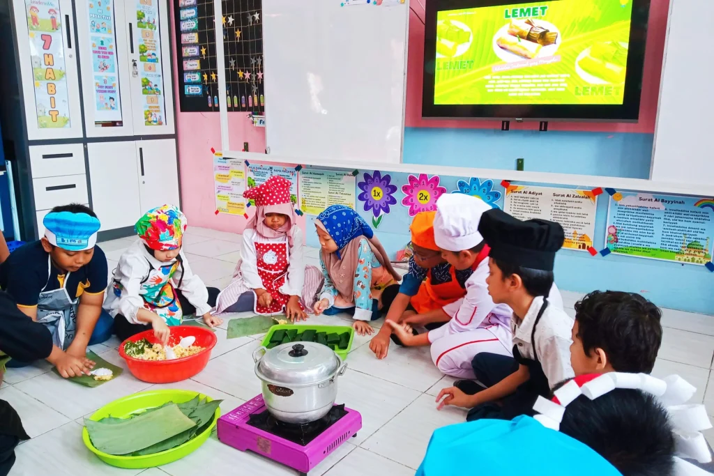 Belajar Mengenal Jajanan Tradisional, Siswa Sekolah Kreatif Baratajaya Bikin Lemet