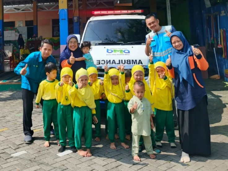 Murid KB ABA Jatinom Kabupaten Blitar Belajar Mengenal Ambulans BMA dalam Puncak Topik