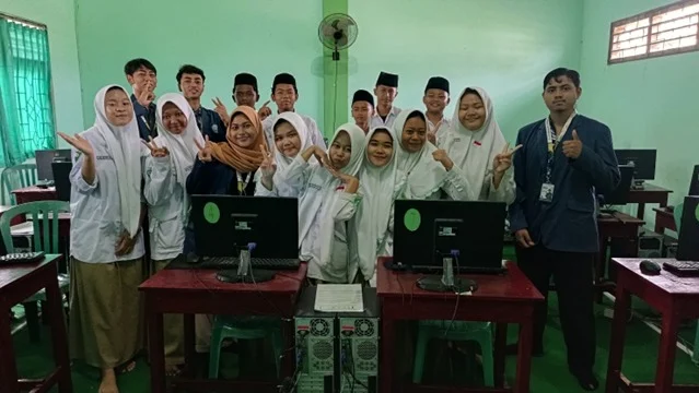 Dukung Program Pemerintah, Mahasiswa KKN UMG Mengajar Pembuatan Website di MTs Ihyaul Islam