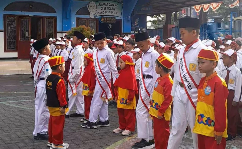 Murid TK I Care Berkesempatan Menjadi Petugas Bendera Bersama Tim Paskib SDM Limas