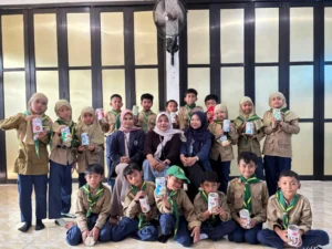 KKN Kelompok 12 UMG Sosialisasikan Pentingnya Menabung di MI Muhammadiyah Mentaras