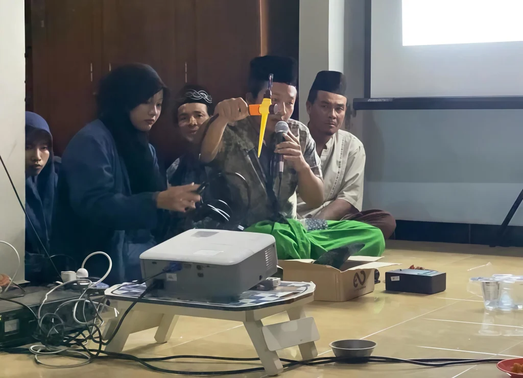 KKN UMG Perkenalkan Teknologi Inovatif, Alat Penyemprot Hama Otomatis Untuk Petani