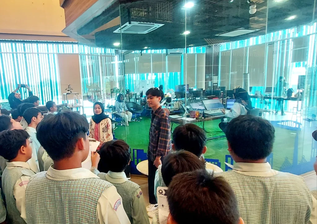 Serunya Outing Class SDMM Gresik ke Studio Siaran Suara Surabaya 100.0 FM