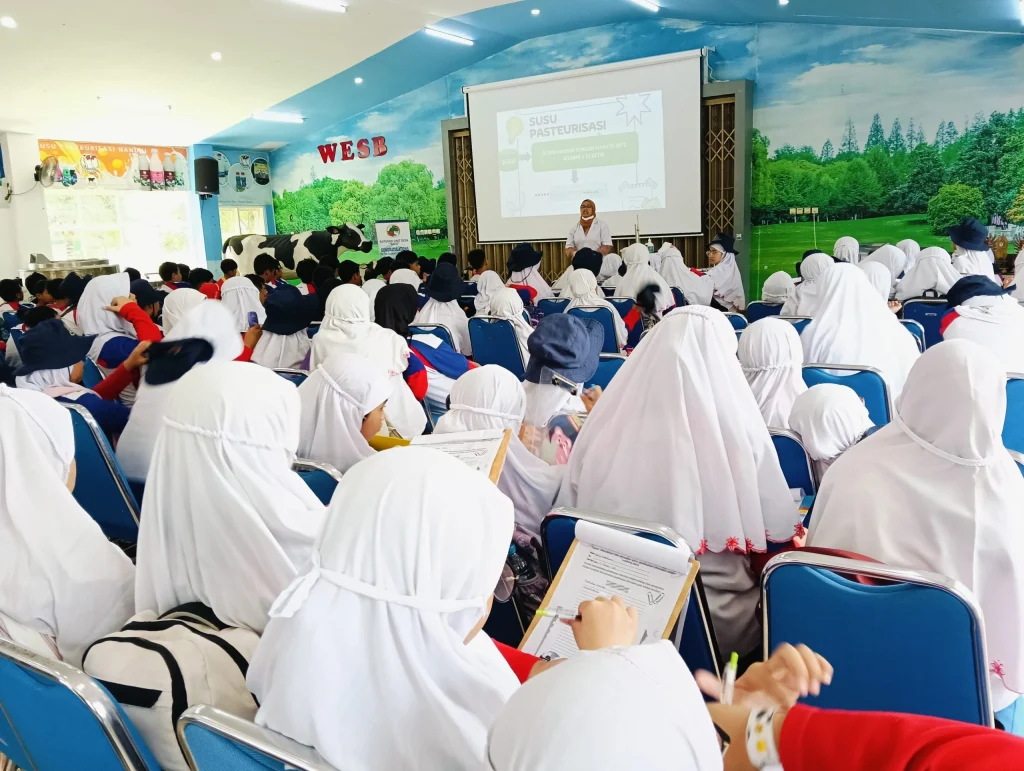 Keseruan Murid SDM Limas Belajar Langsung Pengolahan Susu di WESB, Begini Kesannya