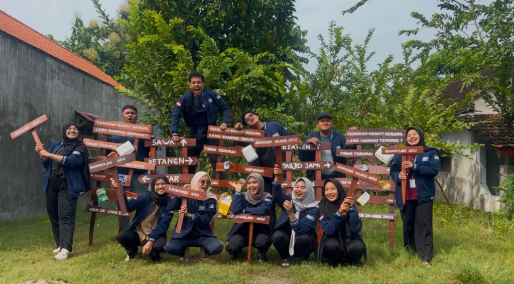 Tingkatkan Aksesibilitas, Mahasiswa KKN UMG Pasang Plang Petunjuk Arah di Desa Cangaan