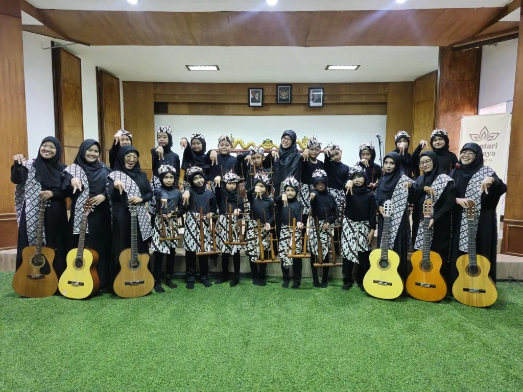 Kembangkan Diri, Guru SD Mugres Bentuk Grup Gitaris