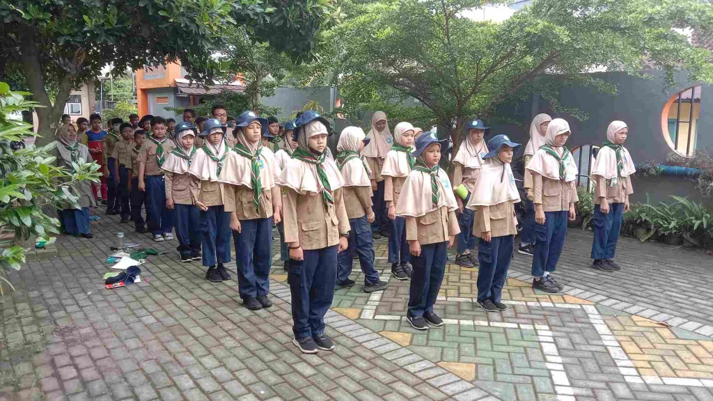 Murid Qobilah Hizbul Wathan SD Muhtar Praktik Jenis Formasi Barisan