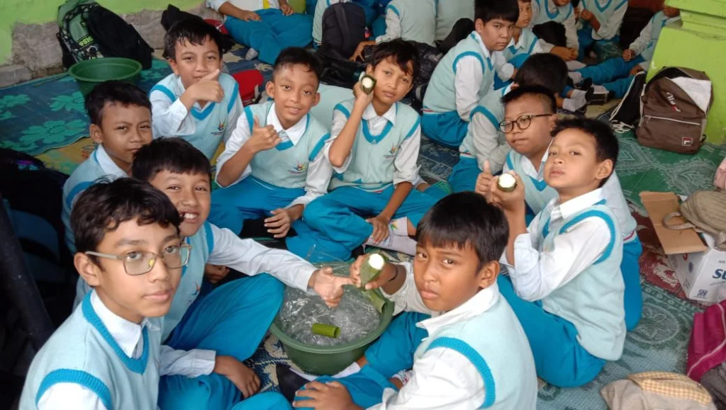 Outdoor Learning, Siswa Kelas V SD Mugres Penasaran dengan Bonggolan