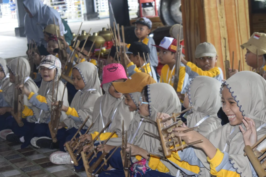 Outbound SD Muhammadiyah 24 Surabaya di Ranting Sewu Park: Belajar dari Alam