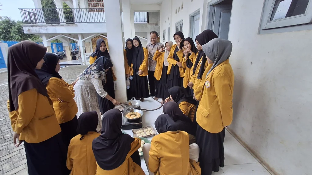 Diklat Membuat Donat di MAM 8 Takerharjo Lamongan