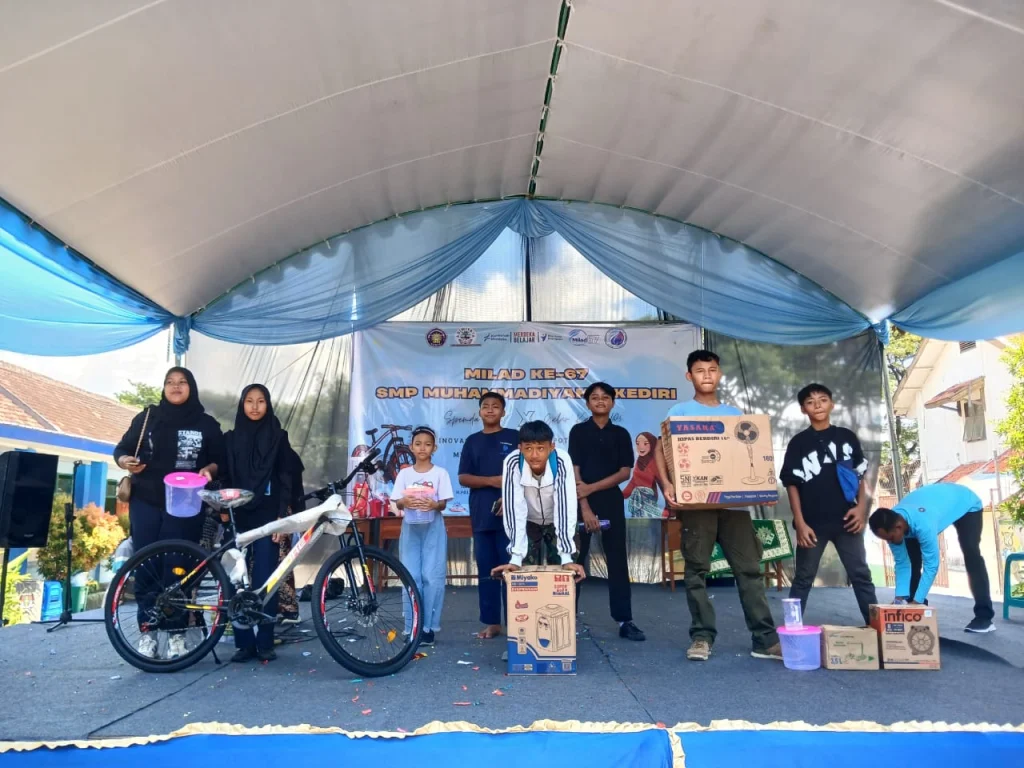 Jalan Santai dan Acara Puncak Milad SMP Muhammadiyah 2 Kediri ke-67