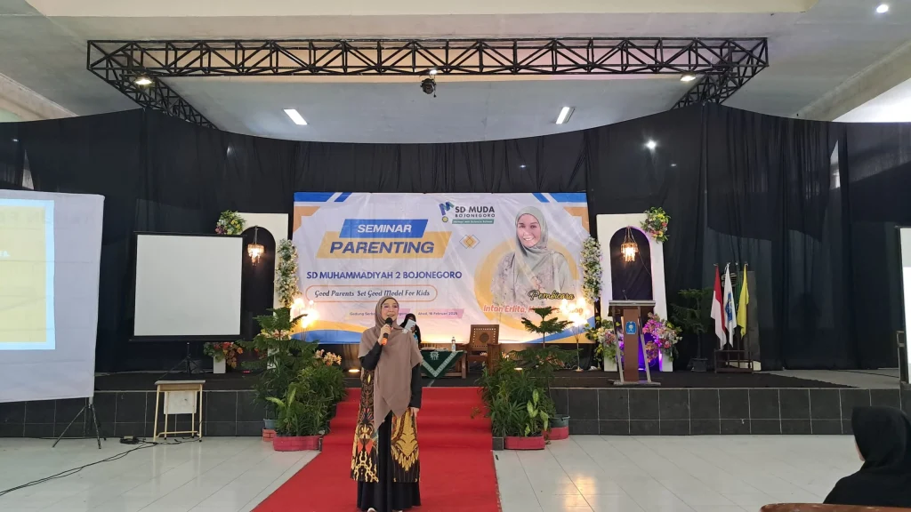 Intan Erlita Jadi Pembicara di Parenting SD Mudabo