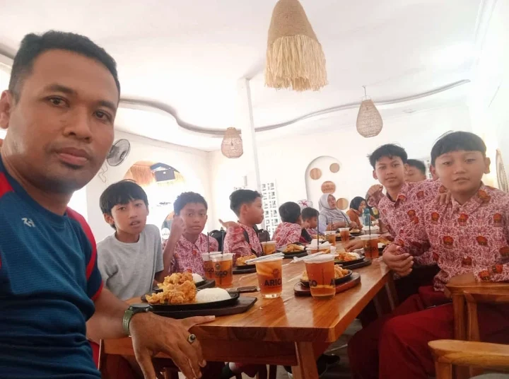 Tasyakuran Kemenangan Tim Futsal SD Muhtar di Arigo Steak and Ice Cream