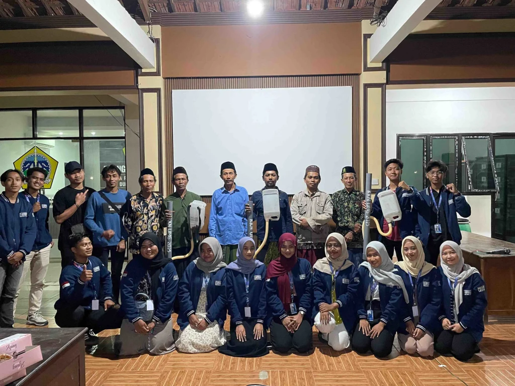 KKN UMG Perkenalkan Alat Pemupukan Sebagai Teknologi Tepat Guna di Desa Petiyintunggal