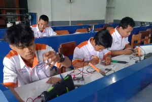 Uji Keahlian Siswa SMK Muda Genteng: Merancang Traffic Light dengan Mikrokontroler