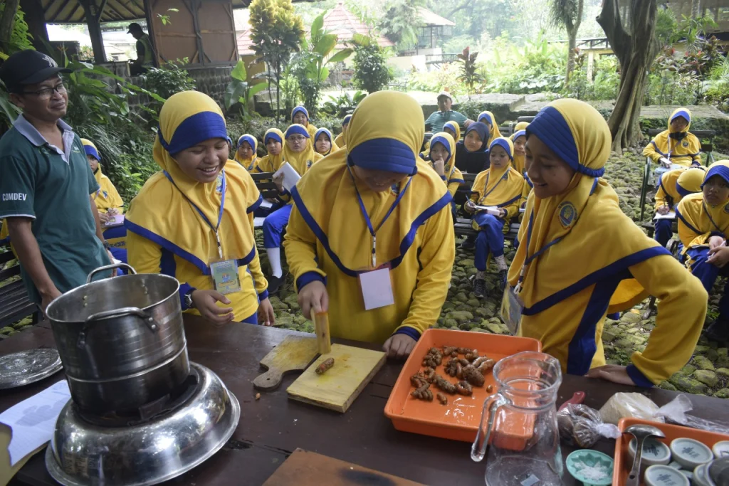 Build Solidarity with Chemistry: Asyiknya Outbound Kelas 5 Sekolah Karakter di PPLH Seloliman