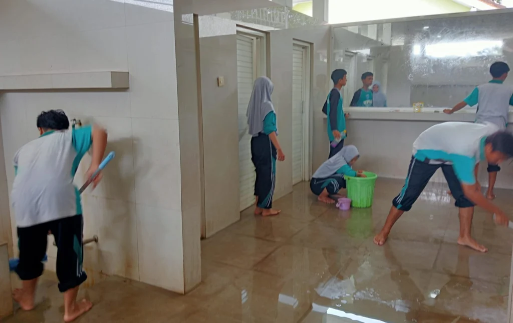 Tumbuhkan Kepedulian, Siswa SMK Mulia Jember Bersihkan 78 Masjid dan Musala