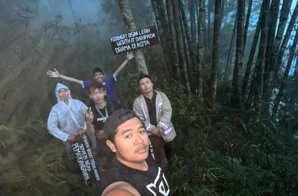Pemuda KKN-P 26 Umsida Pasang Plang Wisata Gunung Tanggung dan Denah Desa Blarang