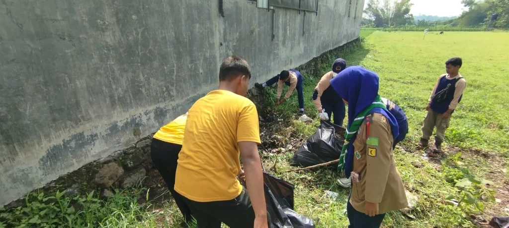 Dewan Sughli HW Blitar Bersama Ortom Muhammadiyah Bersihkan Tanah Wakaf pada HPSN 2025