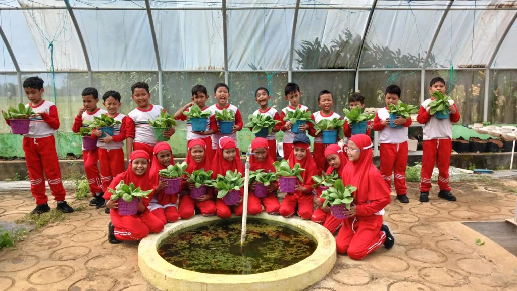 Serunya Outdoor Learning! Siswa SD Mugres Belajar Menanam dan Memanen Sayur di Desa Duodo