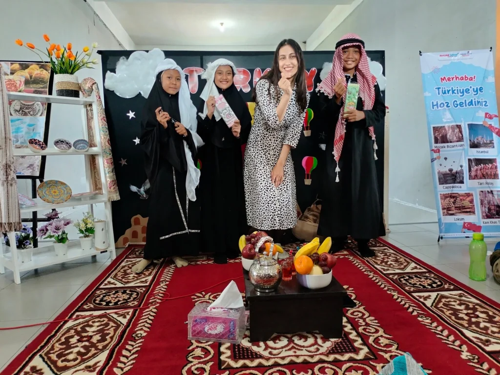 Keseruan Siswa SD Muhammadiyah 2 GKB Gresik Belajar Bareng Native Speaker Asal Turki dalam International Day