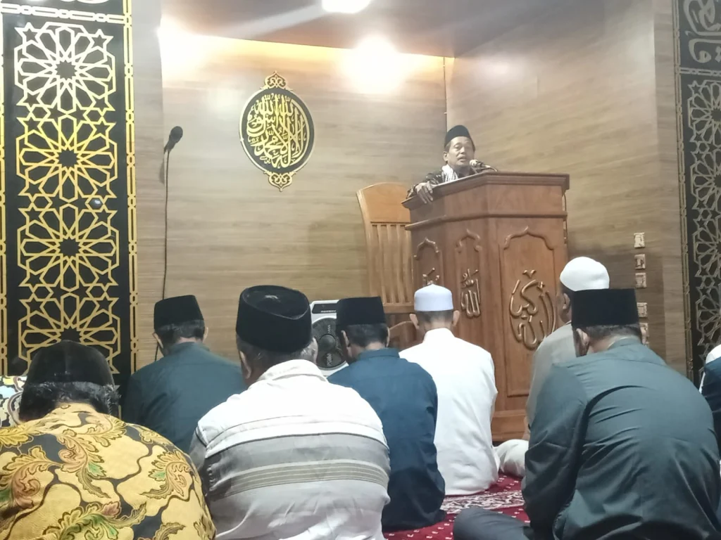 Jumat Berkah Perdana, Masjid Al-Ikhlash Campurejo Gelar Kajian dan Santunan